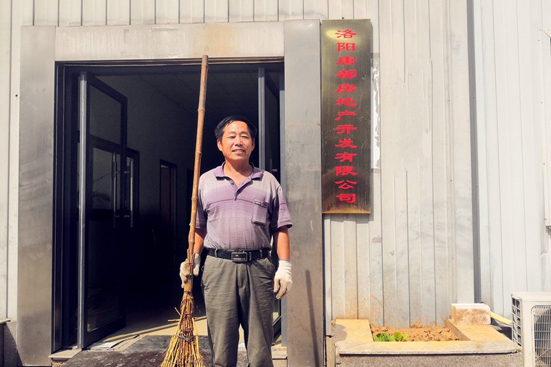 用汗水梳洗著園區的容貌