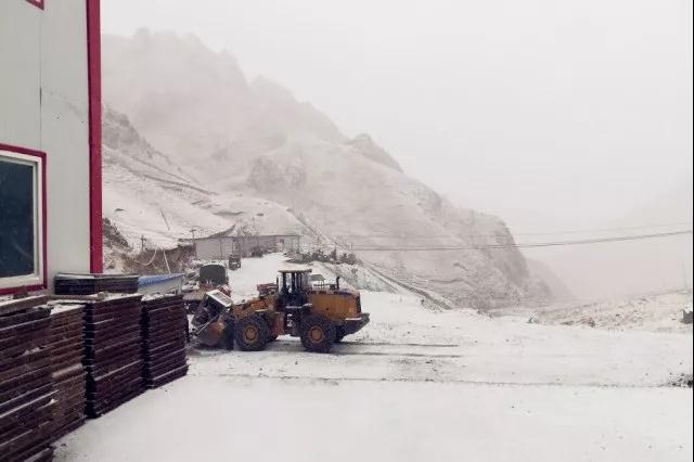 人間四月芳菲盡，山中春雪還復來